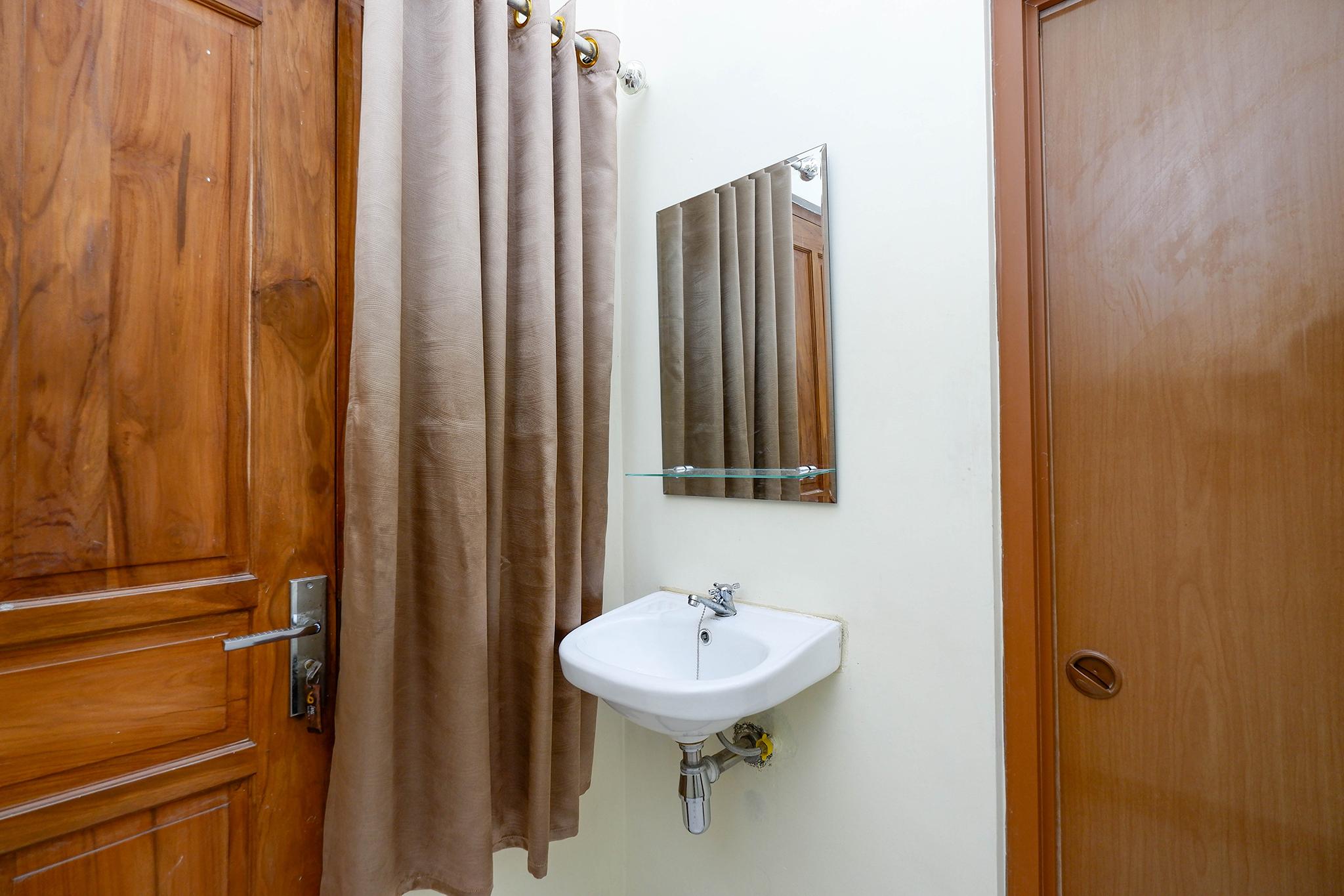 Super Oyo Capital O 2258 Santana Syariah Guest House Kartosuro Ngoại thất bức ảnh