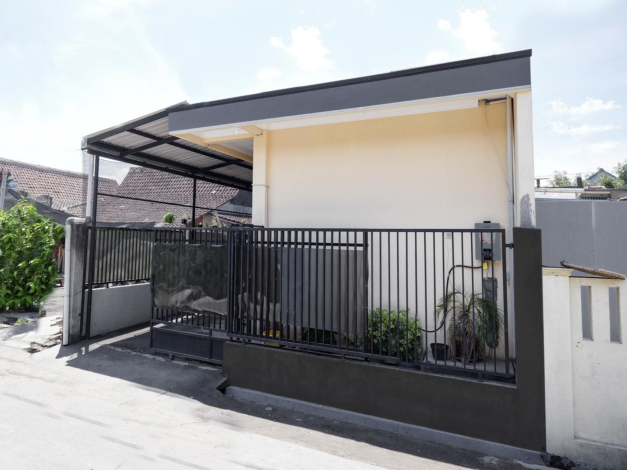 Super Oyo Capital O 2258 Santana Syariah Guest House Kartosuro Ngoại thất bức ảnh
